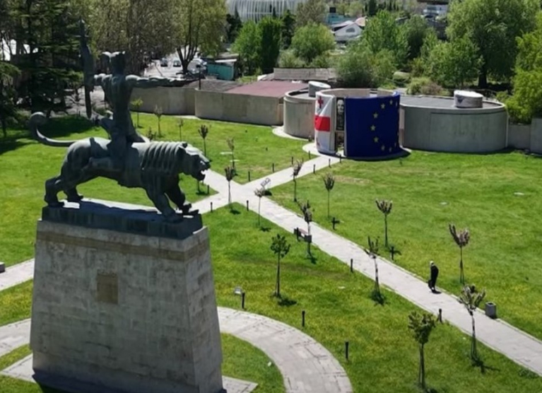  ევროპის დღეს, ხელოვნების სახლის ფასადზე ევროკავშირის დროშა კვლავ გადმოიფინა 